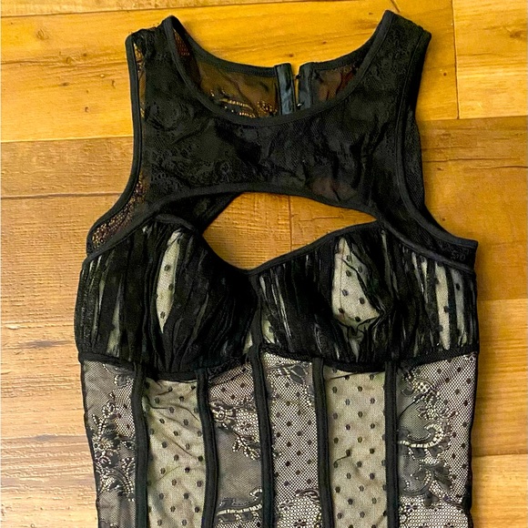 Lace covered dress - Picture 1 of 3